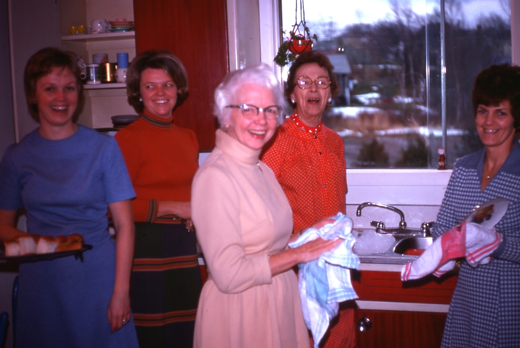 1975 11 #004 Sue, Faye,Gaga, Nana, Carol Allen