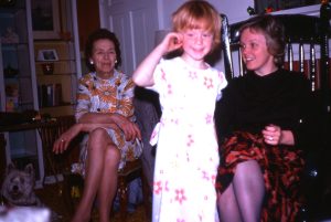 1975 12 #004 Nana, Heather, Sue