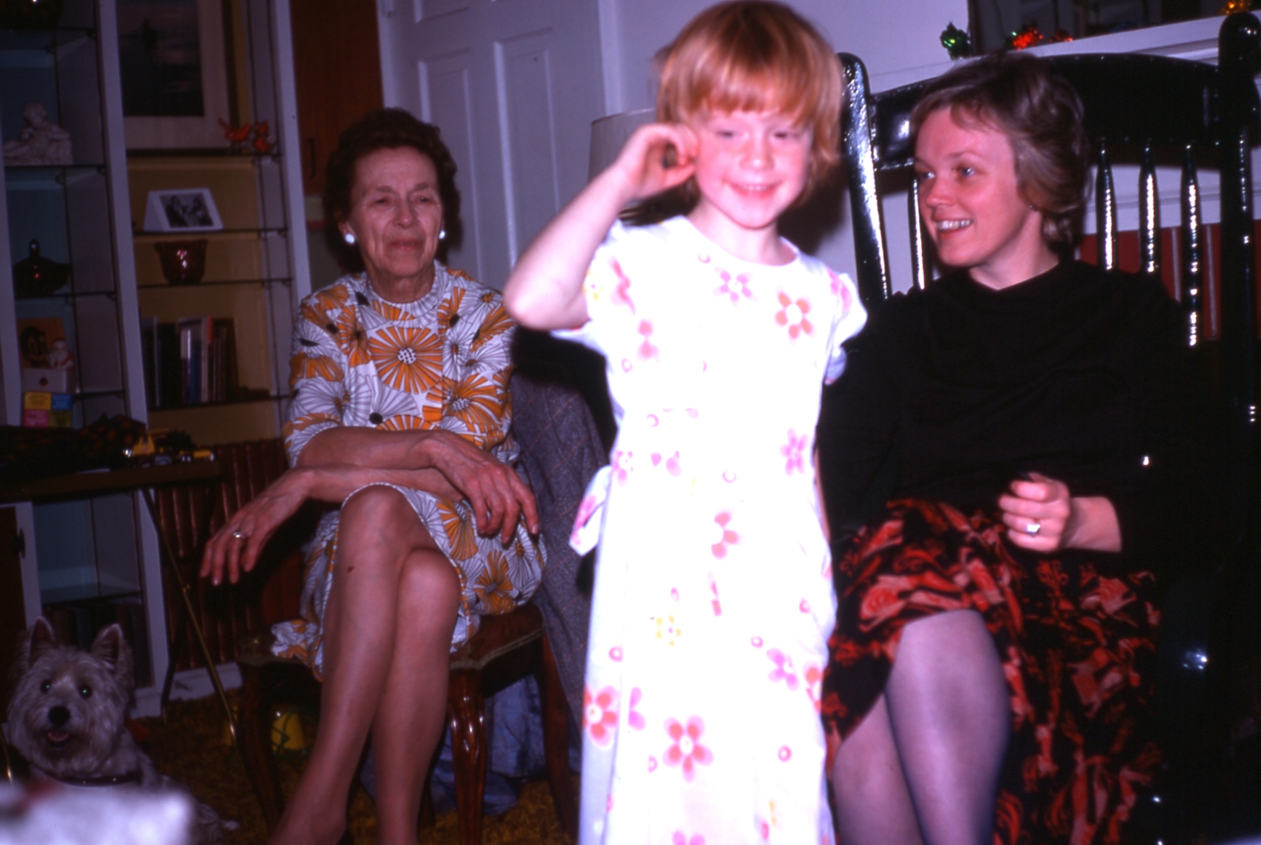 1975 12 #004 Nana, Heather, Sue