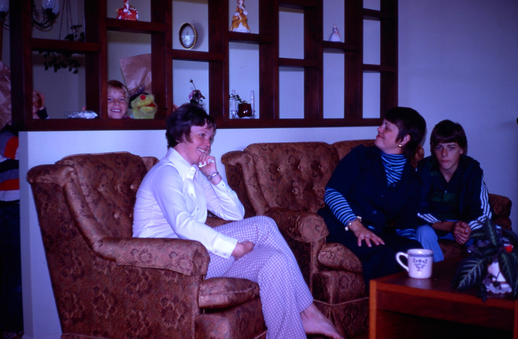 1976 09 #015 Sue. Jocelyn, Greg