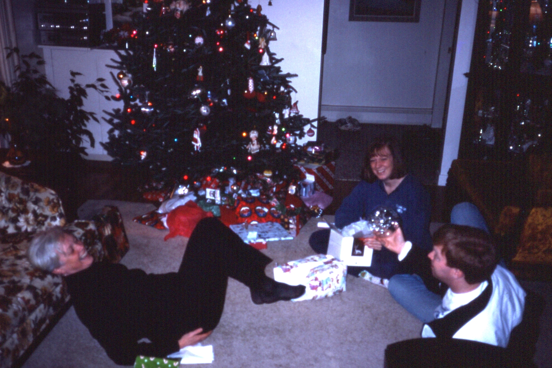 1994 12 #001 Sue, Heather, John - Christmas