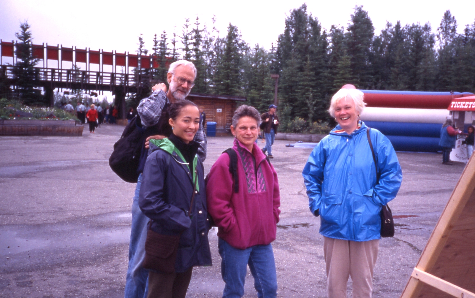 2001 07 #042 Bill, Sarah, Anne, Sue
