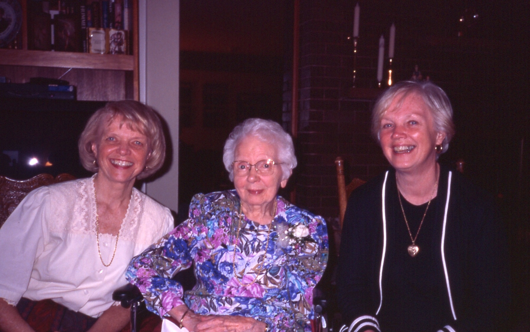 2001 07 #087 Faye, Gaga, Sue