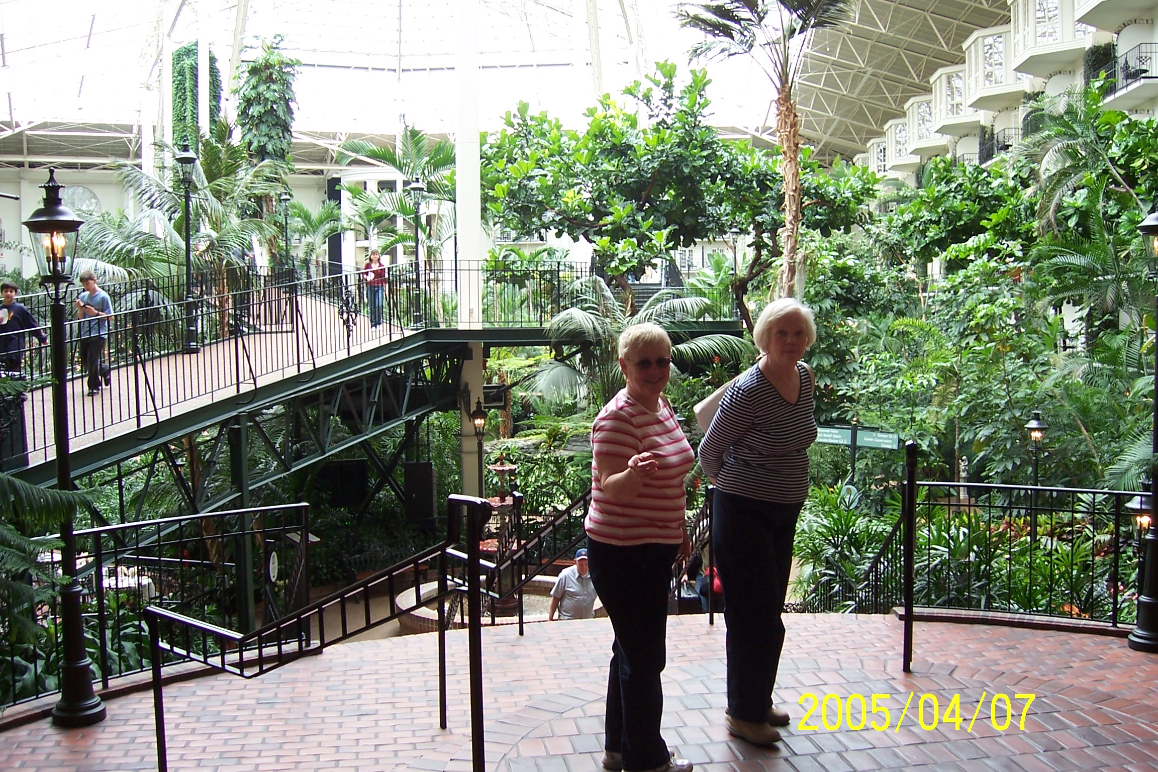 2005 04 07 02 Jocelyn, Sue Gaylord Opryland Resort